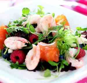 Prøv også Sommersalat med reker, røykt laks, bringebær og blåbær.