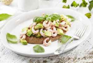 Prøv også Rekesmørbrød med avokado og basilikum.