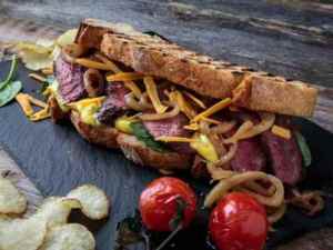 Prøv også Flat iron biffsandwich med stekt løk og sennepsmajones.