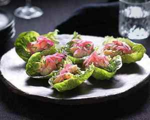 Prøv også Ceviche av kamskjell med syltet rødløk og avokado.
