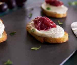 Prøv også Bruschetta med chevrekrem og druemarmelade.