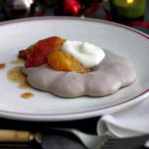 Prøv også Sjokoladepavlova med appelsinsalat og råkrem.