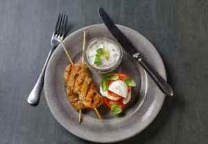 Prøv også Kyllingkebab med tomatsalat og kesamtzatziki.