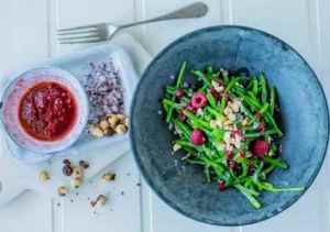 Prøv også Aspargesbønner med bringebærdressing og hasselnøtter.