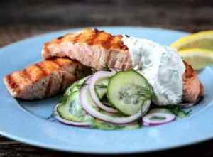 Prøv også Stekt laks med agurk-og løksalat.