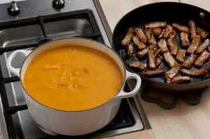 Prøv også Gulrotsuppe med strimlet svinekjøtt.
