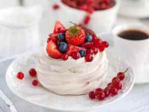 Prøv også Mini Pavlova med vaniljekrem og bær.