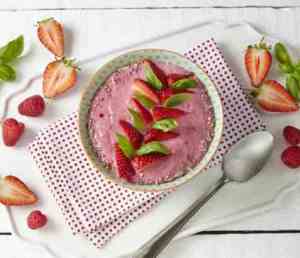 Prøv også Smoothie bowl med jordbær og basilikum.