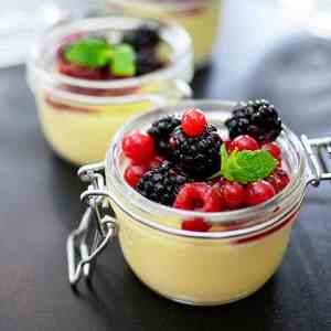 Prøv også Pannacotta med limemarinerte bær.