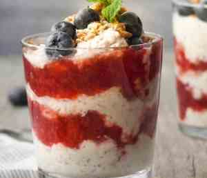 Prøv også Kjøleskapsgrøt med yoghurt, jordbærsyltetøy og granola.