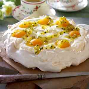 Prøv også Påskepavlova fylt med sitronkrem og pasjonsfruktsaus.