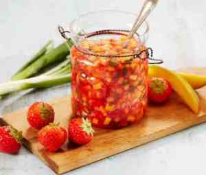 Prøv også Jordbærsalsa med vårløk og mango.