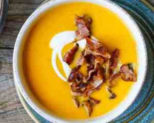 Prøv også Søtpotetsuppe med bacon og crème fraîche.