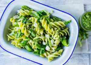 Prøv også Pastasalat med pesto og fetaost.