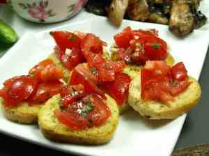 Prøv også Enkle minibruschetta med tomatsalat.