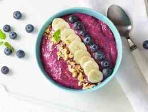 Prøv også Smoothie bowl med blåbær og spinat.