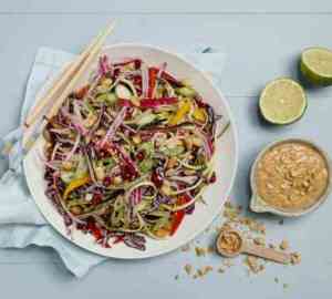 Prøv også Thailandsk salat med squashnudler og peanøttdressing.