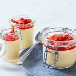 Prøv også Hvit sjokoladepannacotta med Muscovadomarinerte jordbær.
