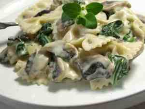 Prøv også Farfalle med spinat og soppsaus.