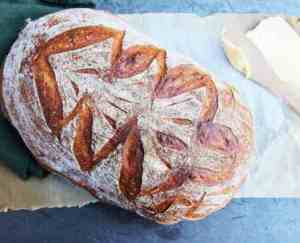 Prøv også Surdeigsbrød med juledekor.