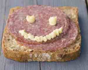 Prøv også Skive med salami med majones.