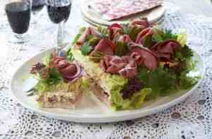 Prøv også Smørbrødkake med roastbiff.