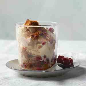Prøv også Pepperkakeparfait med tyttebær.