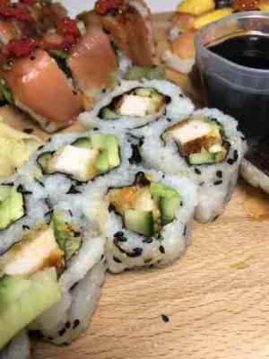 Prøv også Inside out maki med fritert kylling inni rullene.