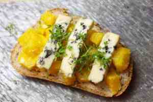 Prøv også Smørbrød med blåmuggost og appelsinsalsa.