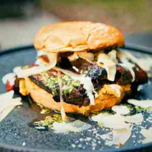 Prøv også Argentinsk hvalburger med chimichurri, ranch-dressing og gulrotkrem.