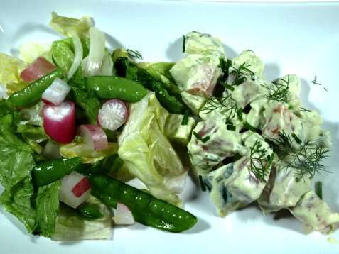 Salat med laks og avocado oppskrift.