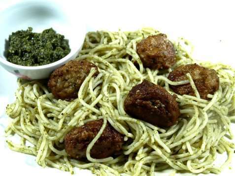 Spaghetti med kjøttboller og pesto oppskrift.