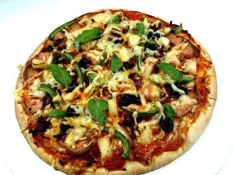 Pizza enkel med pølser oppskrift.