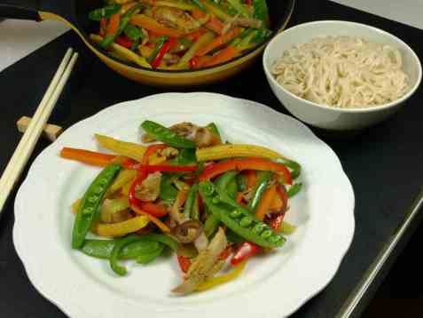 Fargerik wok med kylling oppskrift.