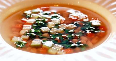 Hvit bønnesuppe med grønnkål, rotgrønnsaker og syr oppskrift.