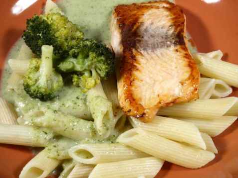 Pasta med laks og broccoli saus oppskrift.