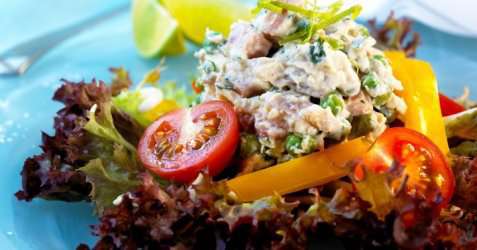Kylling- og skinkesalat med kesam oppskrift.