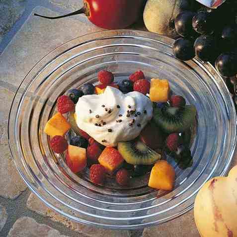 Fruktsalat med kardemommesaus oppskrift.
