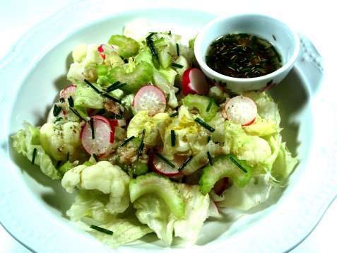Blomkålsalat med reddik og stilkselleri oppskrift.