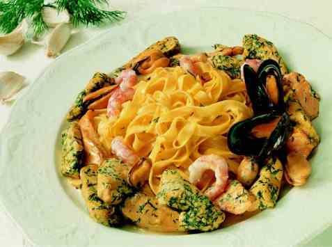Pasta med kylling, laks, reker og blåskjell (ny) oppskrift.