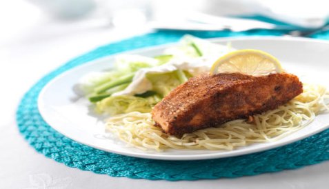 Sprøstekt laks med salat oppskrift.