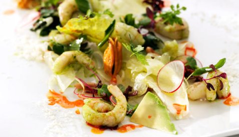 Reke og baconsalat med ristede pinjekjerner oppskrift.