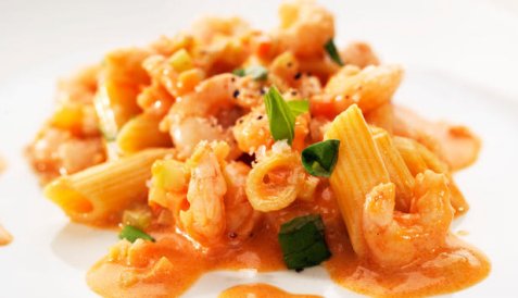 Pasta med reker, tomater og crème fraiche oppskrift.