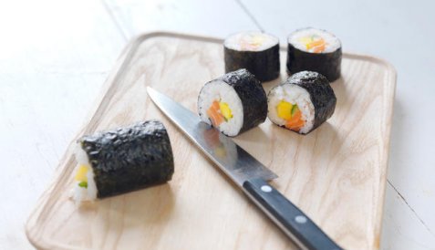 Maki sushi med laks oppskrift.