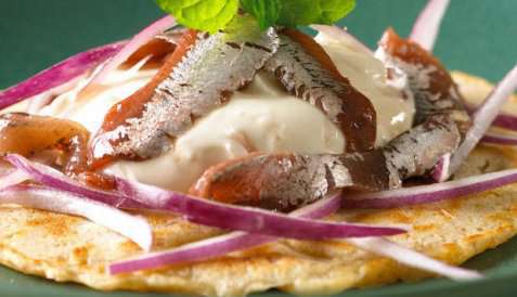 Blini med ansjos, løk og rømme oppskrift.