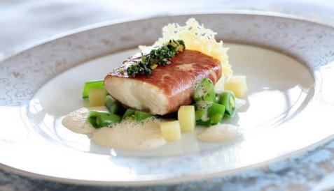 Kveite stekt med parmaskinke og kremet saus av parmesan oppskrift.