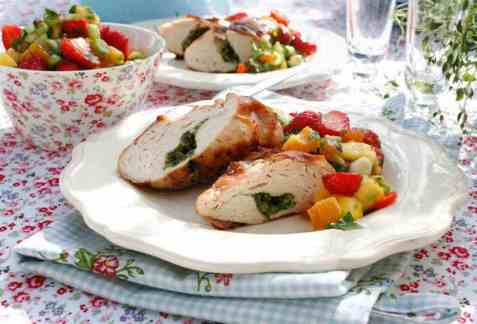 Kyllingfilet med jordbær- og mangosalsa oppskrift.