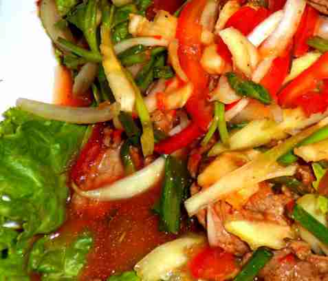Asiatisk biffsalat med sesamvinaigrette oppskrift.