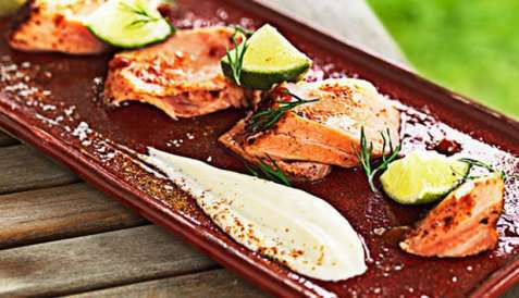 Kreolsk laks med limeyoghurt oppskrift.