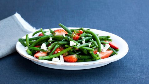 Jordbær- og bønnesalat oppskrift.